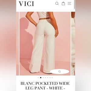 Bland pocketed wide leg pants.